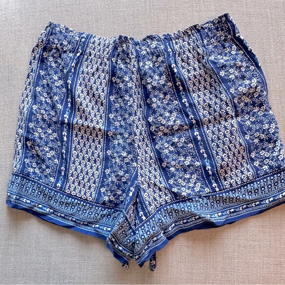 Adorable Loft Shorts - Picture 2 of 3